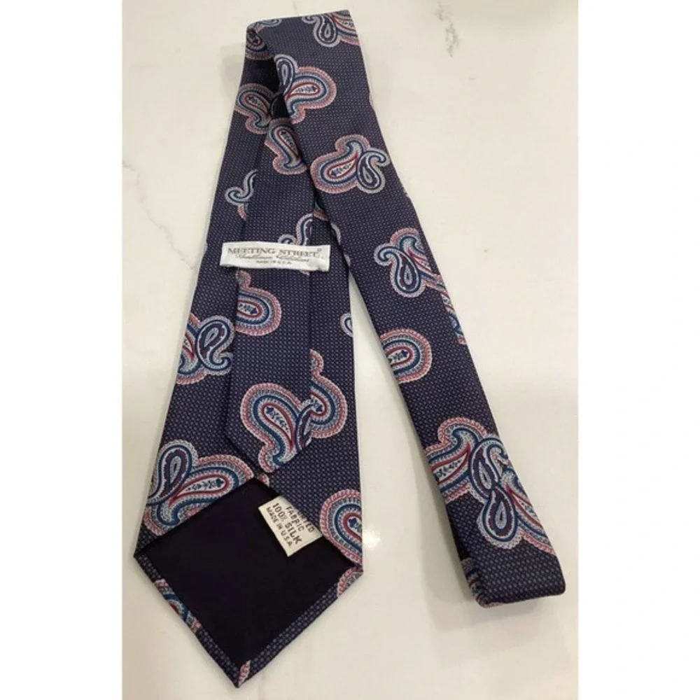 Meeting Street Gentlemen Clothiers Designer 100% Silk Gray Paisley Men’s TIE‎